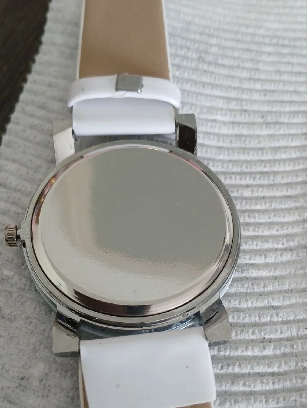 Minimalist White Silicone Strap Watch - Clean Dial